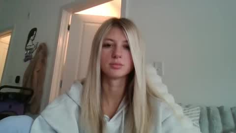 parisbaby2000 online show from November 18, 6:12 pm