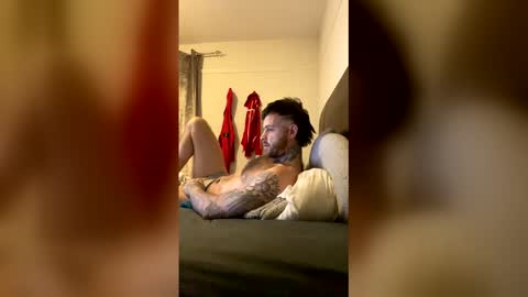 Snapshot of parkertom525 chatting on April 11, 10:47 pm parkertom525 online show from April 11, 10:47 pm