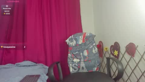 Snapshot of parysmoore chatting on December 4, 1:15 am Parys Moore online show from December 4, 1:15 am