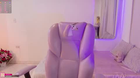 Snapshot of pau_cute chatting on November 25, 9:48 pm Sofa online show from November 25, 9:48 pm