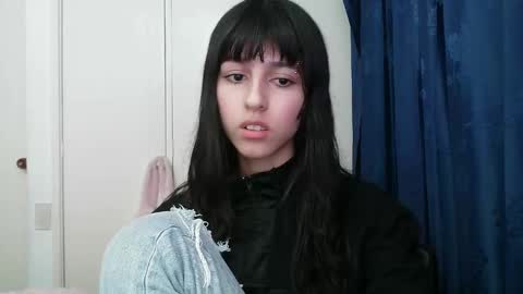 Snapshot of paulainblue chatting on December 4, 12:52 am online show from December 4, 12:52 am