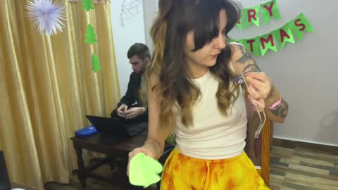 Snapshot of paulettegoddard chatting on December 20, 3:00 pm Isla Chase online show from December 20, 3:00 pm