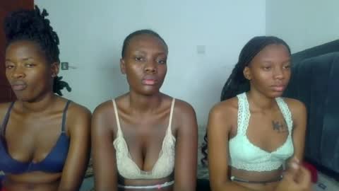 Snapshot of peach_ebonny chatting on June 27, 7:02 am peach_ebonny online show from June 27, 7:02 am