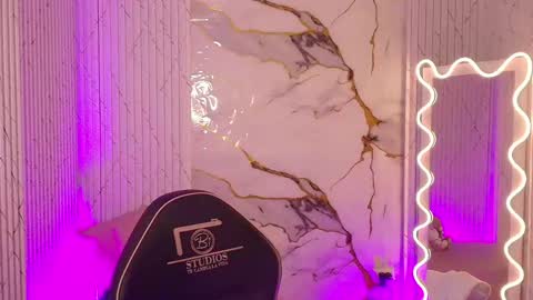 peachy_tay online show from April 22, 11:56 am