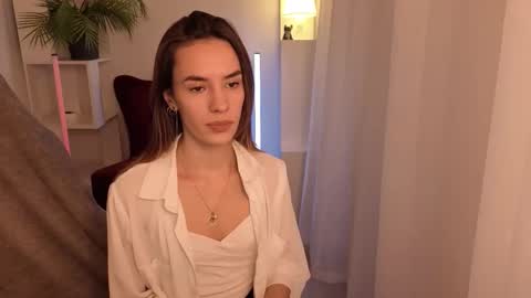 Snapshot of peachychic chatting on December 4, 6:01 am Sun online show from December 4, 6:01 am