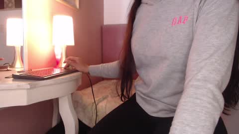 Snapshot of pearl_3 chatting on December 12, 9:04 pm Pearl online show from December 12, 9:04 pm