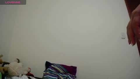 Snapshot of pearl_3 chatting on February 25, 3:52 am Pearl online show from February 25, 3:52 am