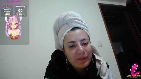 Snapshot of pearl_3 chatting on March 1, 6:24 am Pearl online show from March 1, 6:24 am