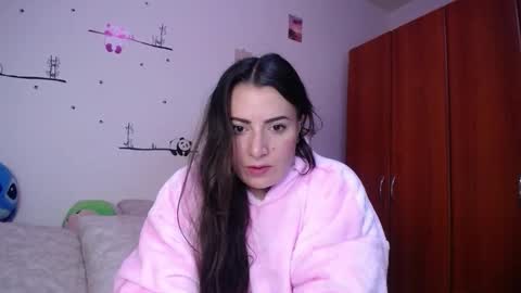 Snapshot of pearl_3 chatting on September 27, 7:19 pm Pearl online show from September 27, 7:19 pm