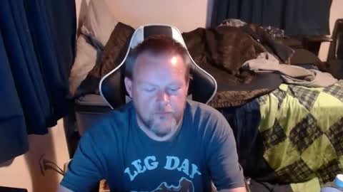 Snapshot of pecker40 chatting on December 10, 2:27 am pecker40 online show from December 10, 2:27 am