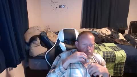 Snapshot of pecker40 chatting on December 30, 12:00 am pecker40 online show from December 30, 12:00 am