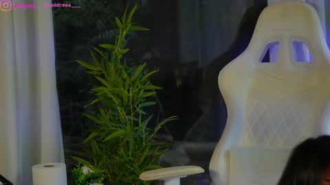 Dee online show from December 4, 9:18 am