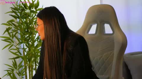 Dee online show from February 13, 9:09 am