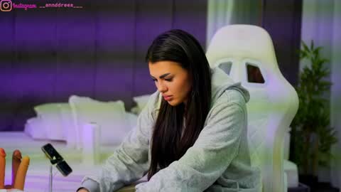 Dee online show from October 8, 3:09 pm