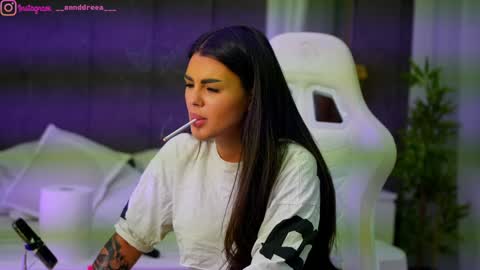 Dee online show from October 25, 5:08 pm