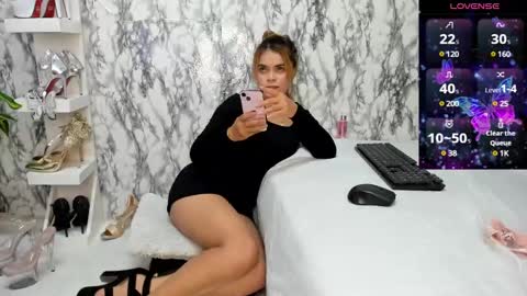 Snapshot of perla_thompson1 chatting on February 22, 12:49 am Perla Thompson online show from February 22, 12:49 am