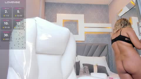 Snapshot of perlaevansx chatting on December 12, 2:26 am PERLA online show from December 12, 2:26 am