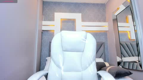 Snapshot of perlaevansx chatting on December 19, 8:23 am PERLA online show from December 19, 8:23 am