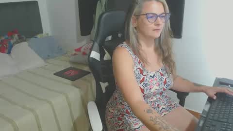 Snapshot of perlagoloza05 chatting on December 18, 12:54 am goloza online show from December 18, 12:54 am