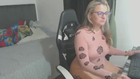 Snapshot of perlagoloza05 chatting on December 22, 12:39 am goloza online show from December 22, 12:39 am