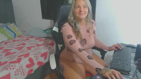 Snapshot of perlagoloza05 chatting on January 25, 12:59 am goloza online show from January 25, 12:59 am