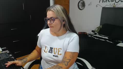 Snapshot of perlagoloza05 chatting on October 27, 3:21 am goloza online show from October 27, 3:21 am