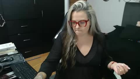 Snapshot of perlagoloza05 chatting on November 6, 4:02 am goloza online show from November 6, 4:02 am