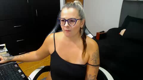 Snapshot of perlagoloza05 chatting on November 9, 3:49 am goloza online show from November 9, 3:49 am