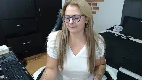 Snapshot of perlagoloza05 chatting on December 2, 5:02 am goloza online show from December 2, 5:02 am