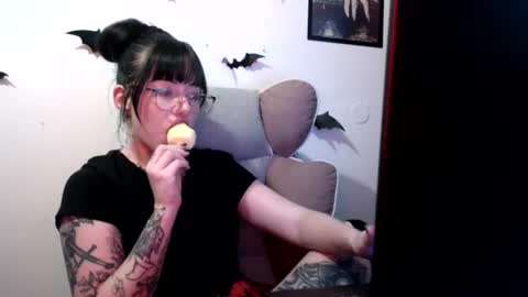 Snapshot of persephones_garden chatting on June 24, 12:04 pm Persephone online show from June 24, 12:04 pm