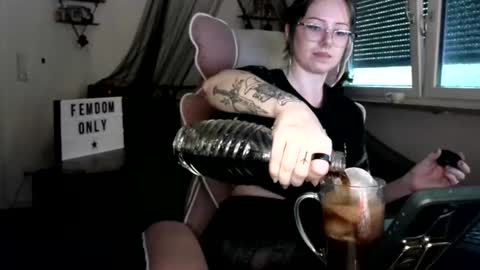 Snapshot of persephones_garden chatting on July 16, 12:22 pm Persephone online show from July 16, 12:22 pm