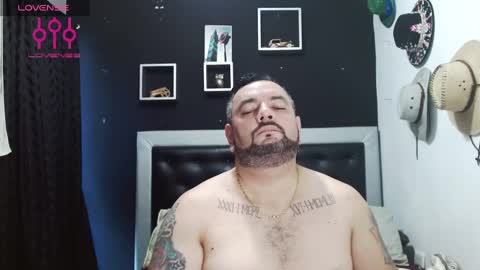 Snapshot of perverseveteranmanxxx chatting on December 9, 8:01 pm Carlos online show from December 9, 8:01 pm