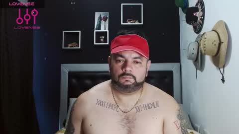 Snapshot of perverseveteranmanxxx chatting on December 11, 8:18 pm Carlos online show from December 11, 8:18 pm