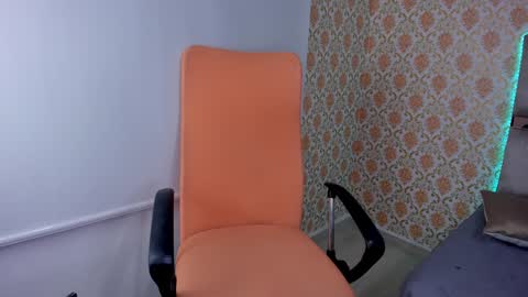 Snapshot of pervert_milf2023 chatting on December 18, 1:15 am Isabella online show from December 18, 1:15 am