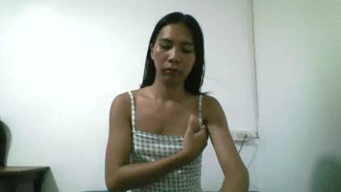 Snapshot of petite_dicklover chatting on June 13, 6:00 am Yuriee online show from June 13, 6:00 am