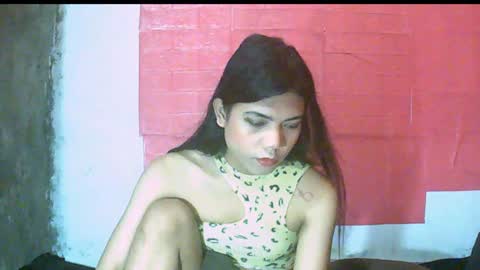 Snapshot of petite_jzee chatting on December 4, 1:47 am jzee online show from December 4, 1:47 am