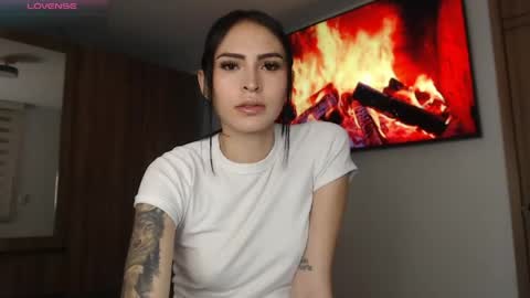 Snapshot of petite_linda chatting on April 19, 6:35 am Linda online show from April 19, 6:35 am