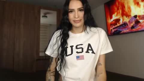 Snapshot of petite_linda chatting on April 24, 3:53 am Linda online show from April 24, 3:53 am