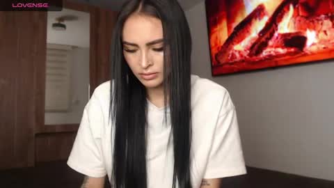 Snapshot of petite_linda chatting on May 1, 8:19 am Linda online show from May 1, 8:19 am
