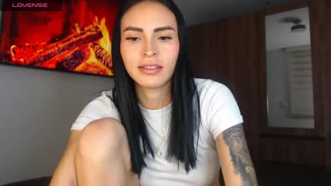 Snapshot of petite_linda chatting on May 23, 3:01 am Linda online show from May 23, 3:01 am