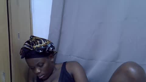 Snapshot of petite_melan chatting on September 27, 11:43 pm petite_melan online show from September 27, 11:43 pm