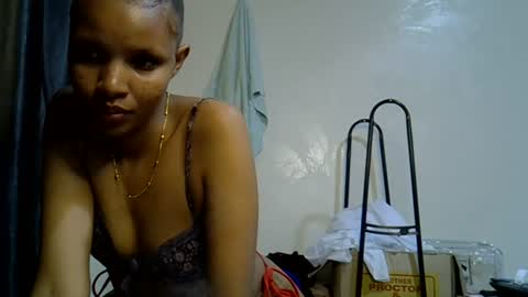 Snapshot of petite_melinda chatting on June 10, 1:06 am petite_melinda online show from June 10, 1:06 am
