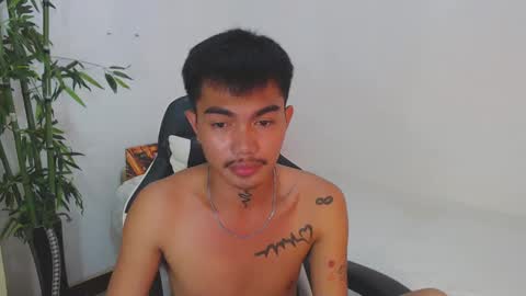 Snapshot of petiteasianx chatting on January 15, 7:15 am Vrin online show from January 15, 7:15 am