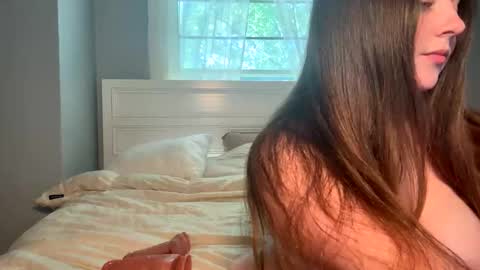 Snapshot of petitegirluvsdick chatting on June 4, 6:36 pm Bella online show from June 4, 6:36 pm