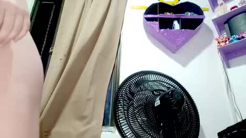 Snapshot of petiteivoryqueen chatting on May 1, 5:56 am danna online show from May 1, 5:56 am