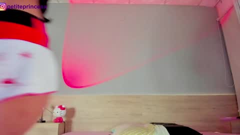 Petiteprinces online show from December 28, 2:43 am