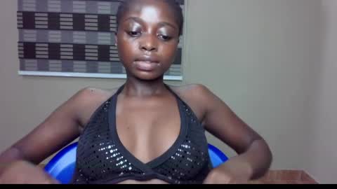petitexxebony online show from June 8, 1:28 am
