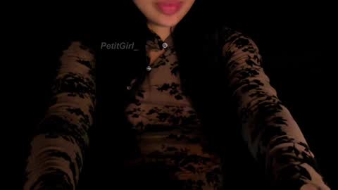 Snapshot of petitgirl_ chatting on December 18, 11:19 pm J A S S online show from December 18, 11:19 pm