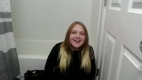 Snapshot of phatassblond chatting on December 21, 1:15 am PhatAssBlond online show from December 21, 1:15 am