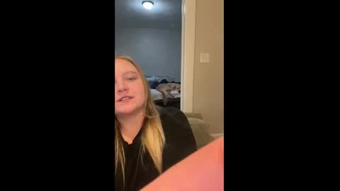 Snapshot of phatassblond chatting on January 17, 3:22 pm PhatAssBlond online show from January 17, 3:22 pm